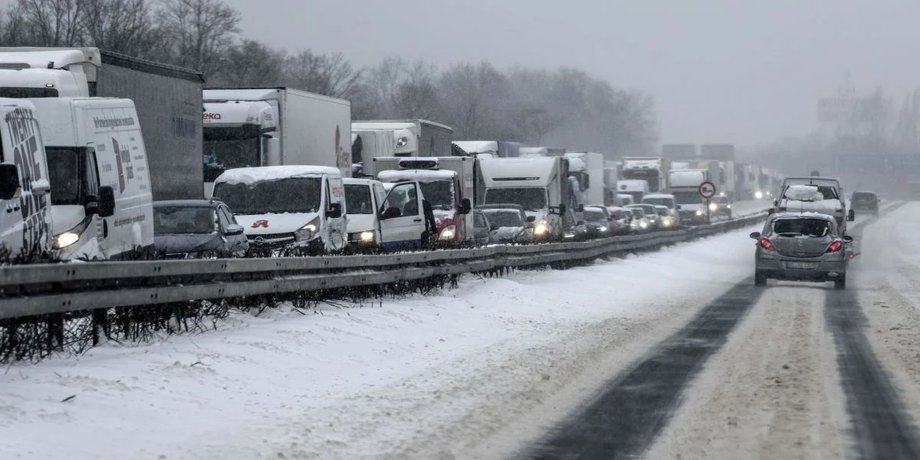 Непогода в Украине – на дорогах ограничивают движение транспорта