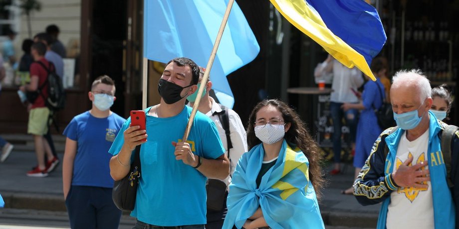 Акция крымских татар, флаг Украины, флаг крымскотатарского народа