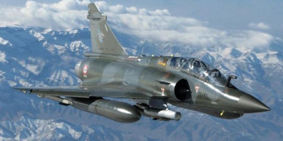 Фото: Французский истребитель Mirage 2000D / oruzhie.info)