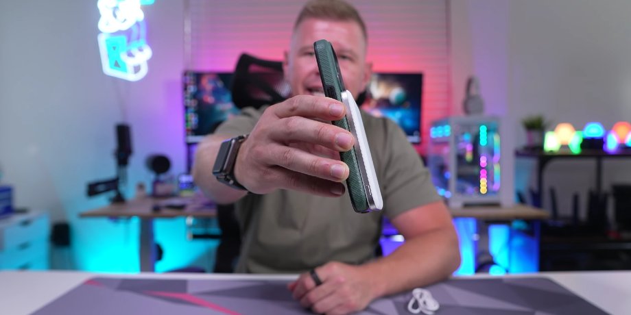 Чоловік демонструє смартфон із павербанком Anker Nano Slim