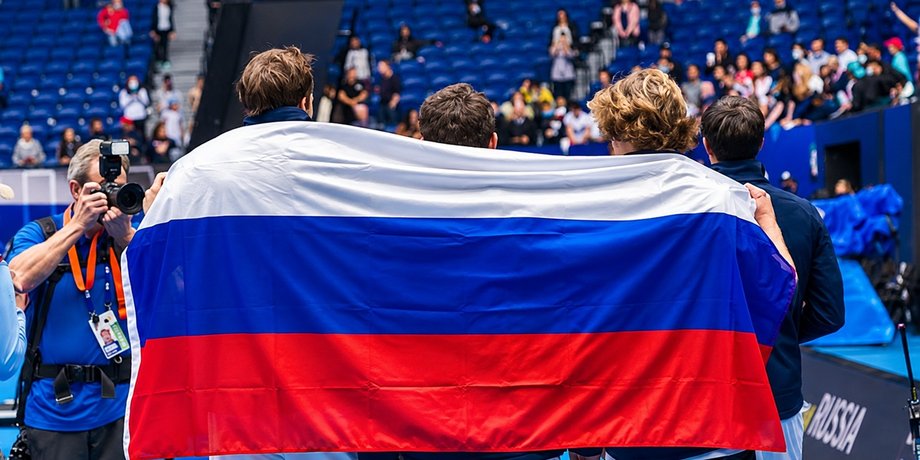Російський прапор на спортивних змаганнях після повернення команди до турніру ФІФА у 2026 році