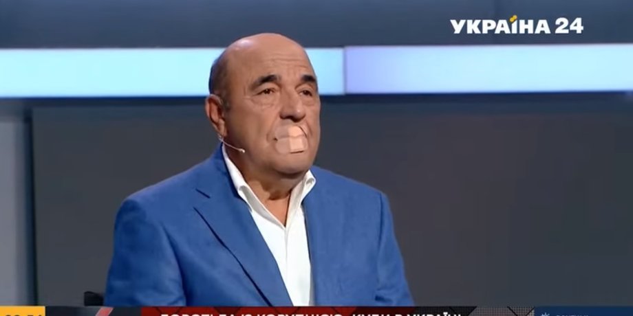 Рабинович заклеил себе рот в поддержку заблокированных каналов Козака