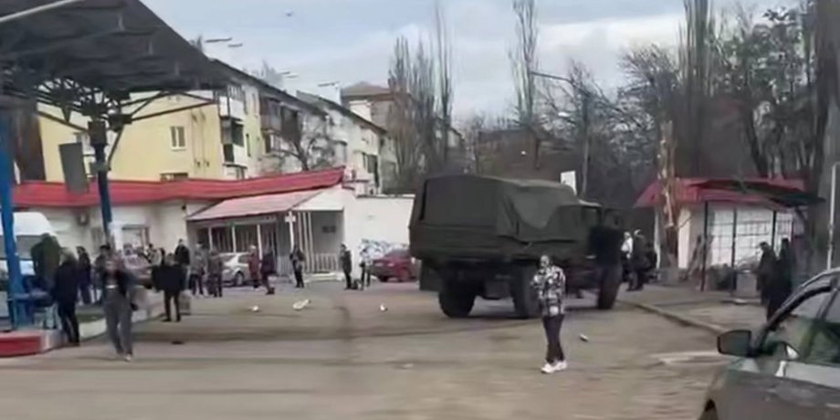 Российские военные врезались в толпу в Донецке