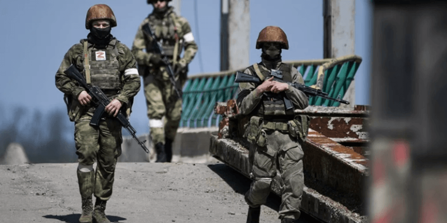 Троє російських військових з автоматами