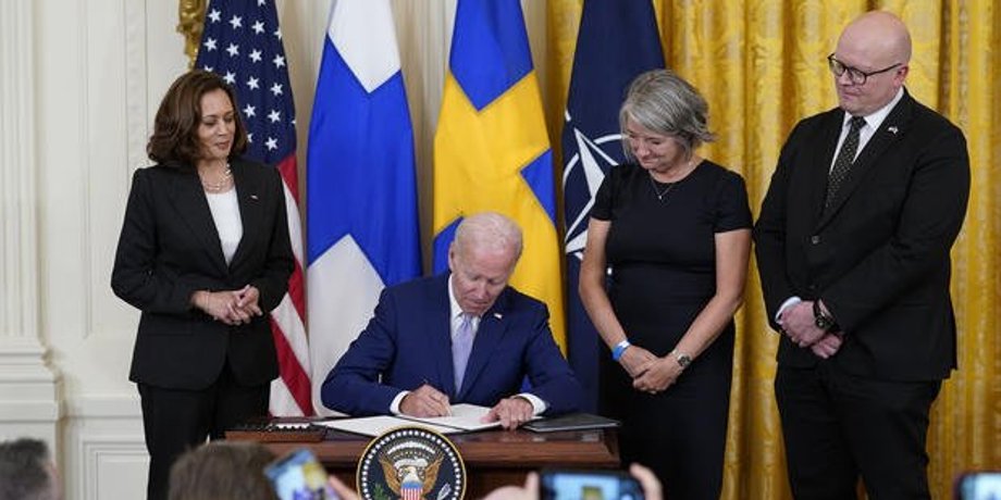 Джо Байден, підписання протоколів про вступ Швеції та Фінляндії до НАТО.