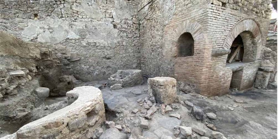 Помпейская античная пекарня, История римского рабства, Последствия извержения Везувия, Древний процесс помола зерна, археологические открытия Помпеи, Общественный строй Древнего Рима