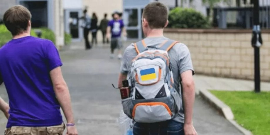 Группа украинских беженцев на границе