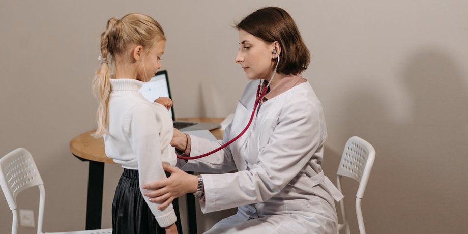 діти, дівчинка, медичний огляд, лікар, сімейний лікар, педіатр