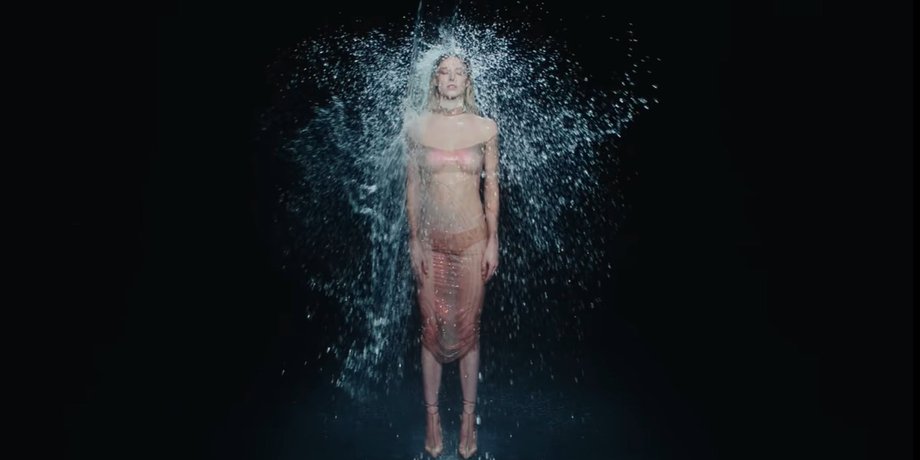 Mugler, показ, подиум, скриншот