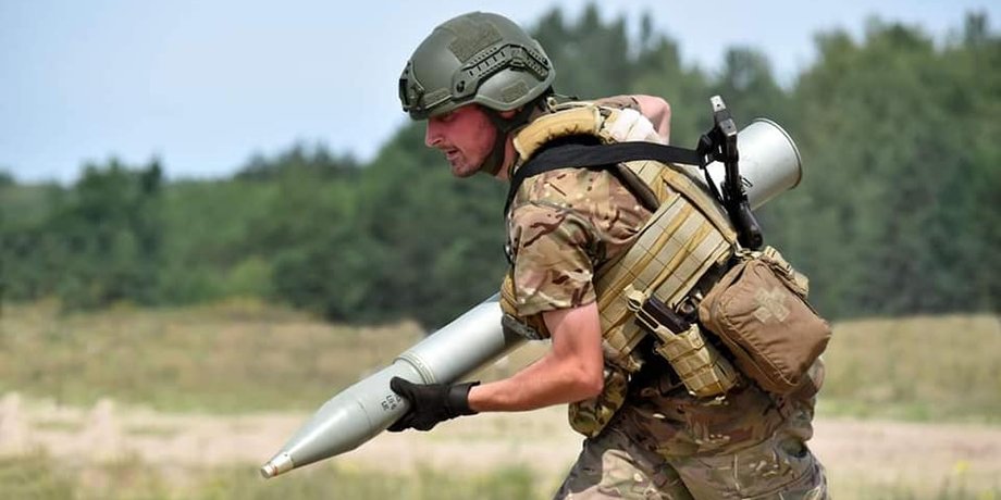 Боец ВСУ, поставки оружия
