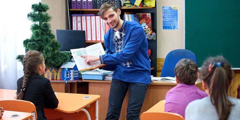 учитель в классе