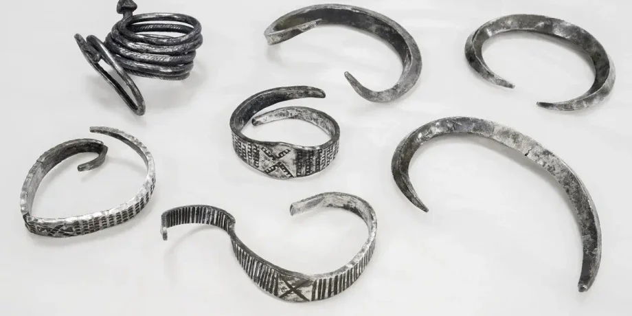 раскопки, археология, археологи, викинги, студент, Дания, Орхус, металлоискатель, находка, клад, история, украшения, серебро, браслет, город, Украина, руны, Скандинавия, ремесленники
