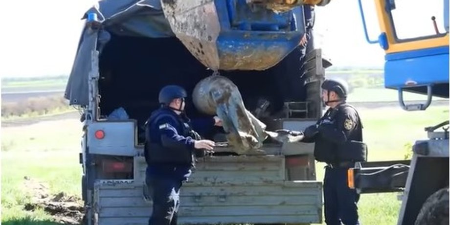авиабомба, гсчс, запорожская область, спасатели грузят бомбу, российская авиабомба, работа саперов