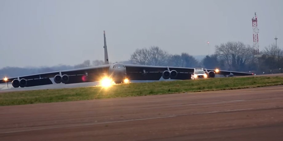 бомбардировщик B-52