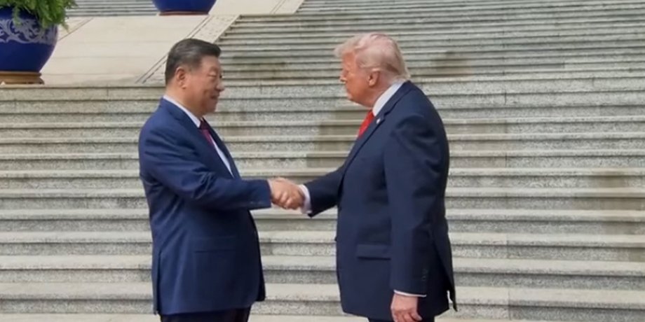 Дональд Трамп и Си Цзиньпин жмут руки во время встречи