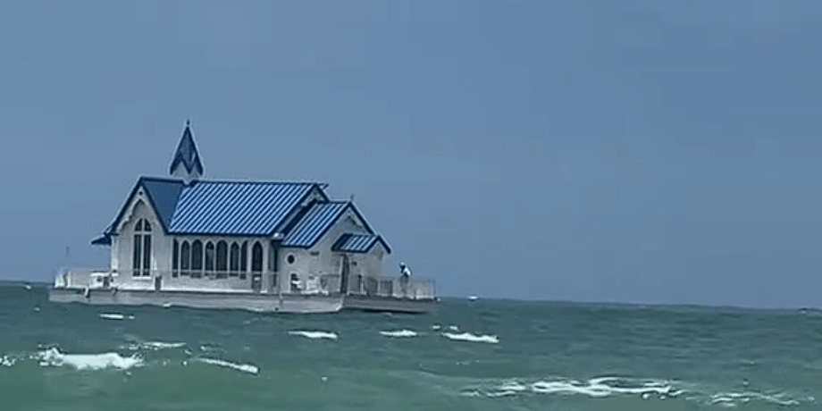 Девушка заметила дом в океане, плавучий дом, может ли дом плавать, перемещение дома, жилье, недвижимость, покачивается на волнах