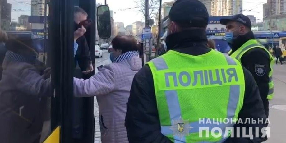 общественный транспорт, полицейские на остановке, переполненный автобус