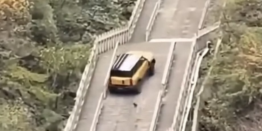 авто на лестнице