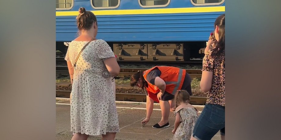 провідниця Провідниця намалювала класичні твори для дітей, щоб їм не було сумно