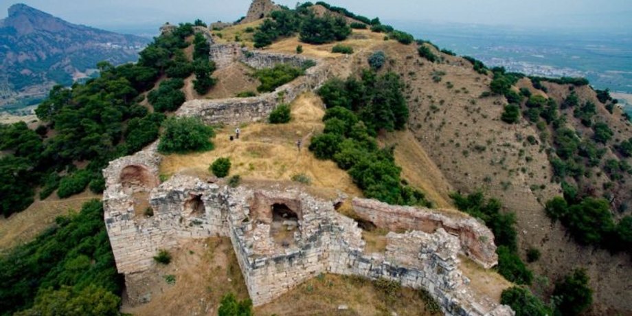 археологи, археология, раскопки, битва, скелет, останки, империя, Сарды, кости, солдат, шлем, камень, воин, укрепление, город, Турция, завоевание, персы, оружие, монеты, исследования