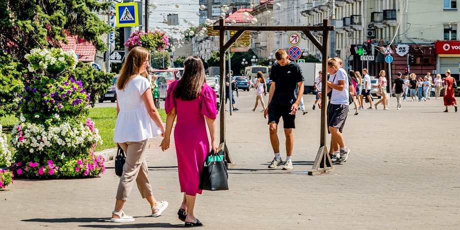 Люди на вулиці літом Люди у спеку на вулиці міста