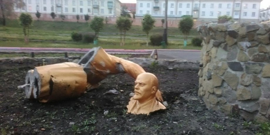 Разрушенный памятник Ленина / Фото: Facebook
