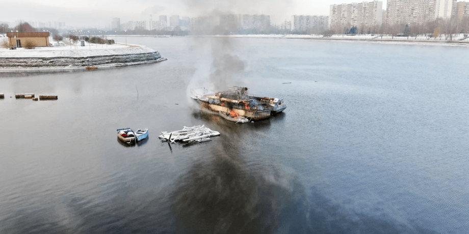 Пожежа на кораблі, москва-ріка, пожежа москва-ріка, пожежа в москві
