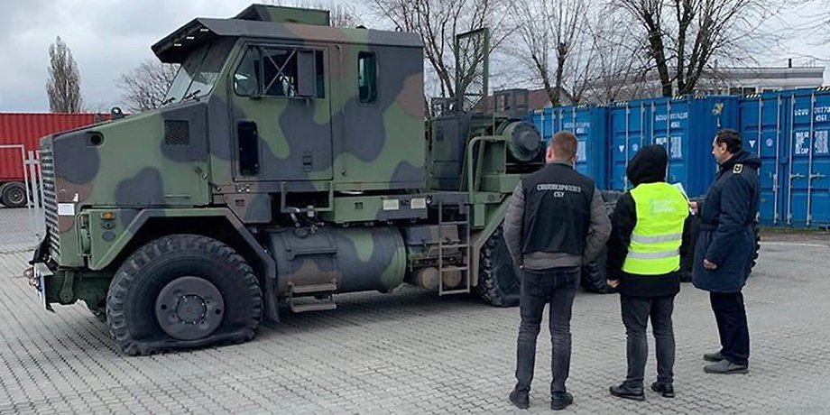 Тягач Oshkosh М1070, который пытались ввезти в Украину. Фото: facebook.com/UkraineCustoms
