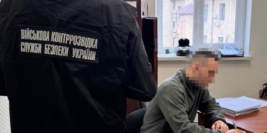 Працівник контррозвідки і підозрюваний Працівник контррозвідки і підозрюваний у роботі на РФ