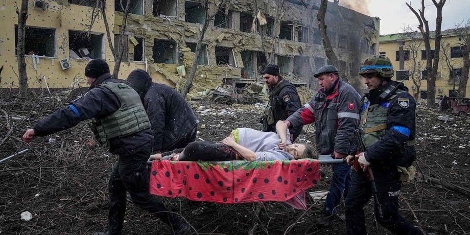 Маріуполь пологовий будинок обстріл авіаудар окупанти вторгнення вагітні