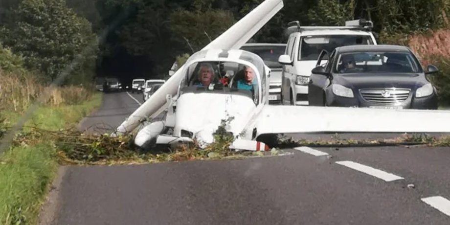 Самолет рухнул на дорогу, самолет, авиакатастрофа, трасса, дорога с машинами, авария, пробка на дороге, вызвали спасателей, чудом спаслись