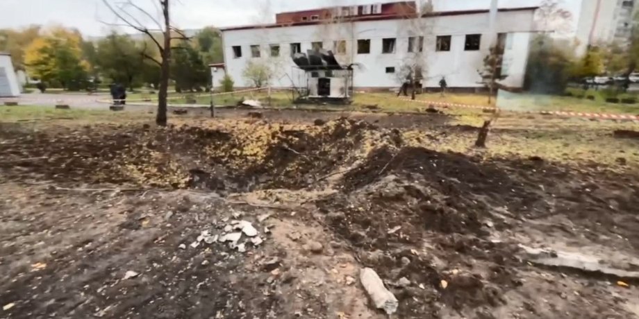 фото вирви в кампусі ДТЕУ після удару балістики РФ 26 жовтня