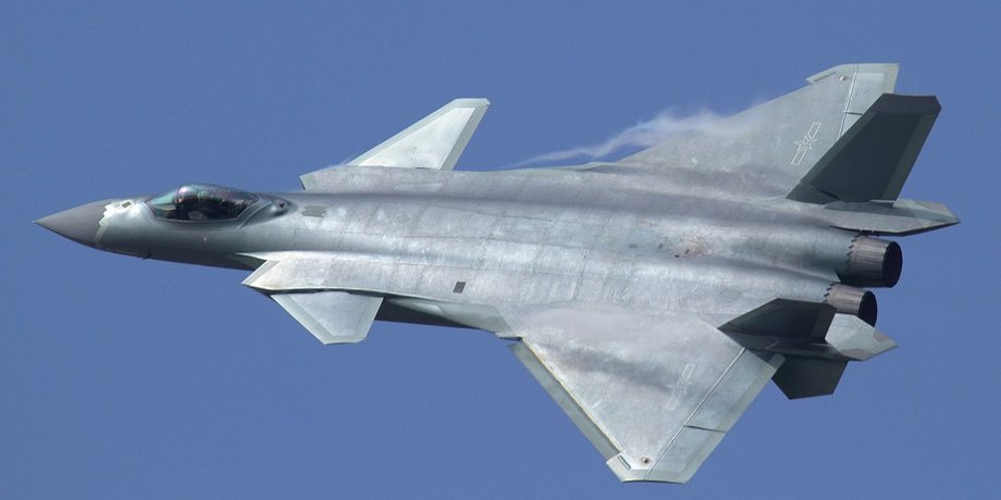 Чэнду J-20 рассекает голубое небо