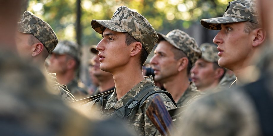 Українські військовослужбовці під час шикування на тлі дискусії про зниження мобілізаційного віку