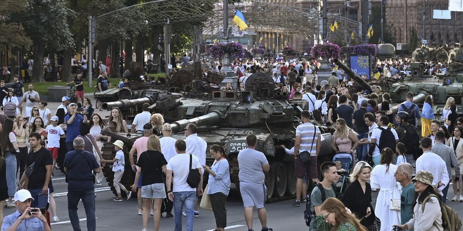 Жители Киева на Крещатике осматривают военную технику