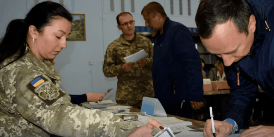 Люди в ТЦК Люди оформлюють документи в приміщенні ТЦК