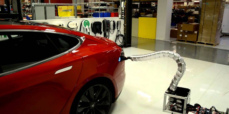 Зарядка Tesla / Фото: roadandtrack.com