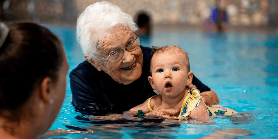 102-летняя инструктор по плаванию, секрет долголетия, пенсионерка, пожилая женщина, учит детей плавать,