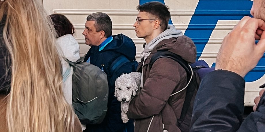 люди біля потягу