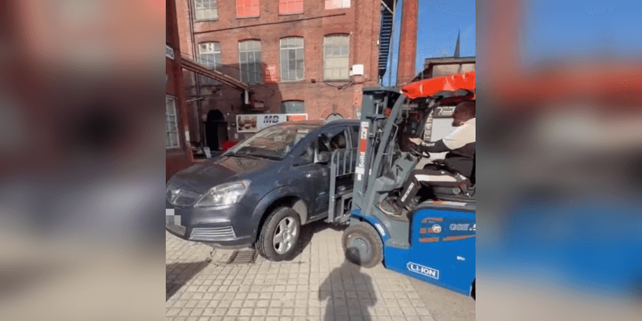 Люк Терлінг не зміг відкрити склад через припарковане авто