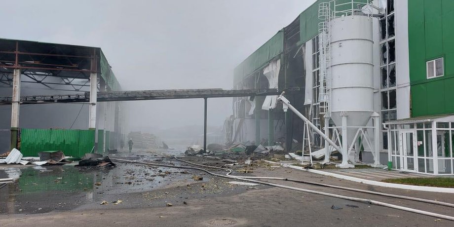 Наслідки удару ЗС РФ по першій в Україні ТЕЦ на біомасі в Корюківці