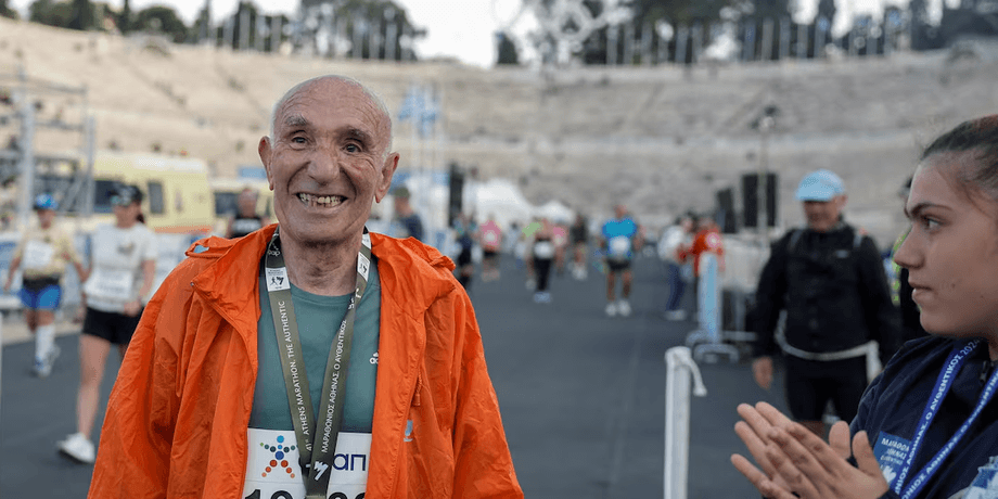88-летний мужчина пробежал марафон, Афинский марафон, пенсионер пробежал марафон, 42-километровый марафон, установил рекорд,