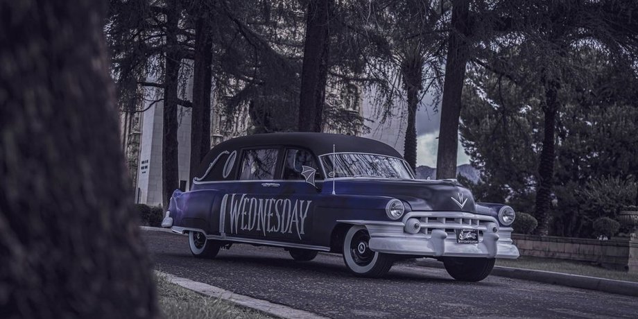 авто уэнздей адамс, сериал уэнздей, уэнздей адамс, Cadillac 1950, катафалк кадиллак