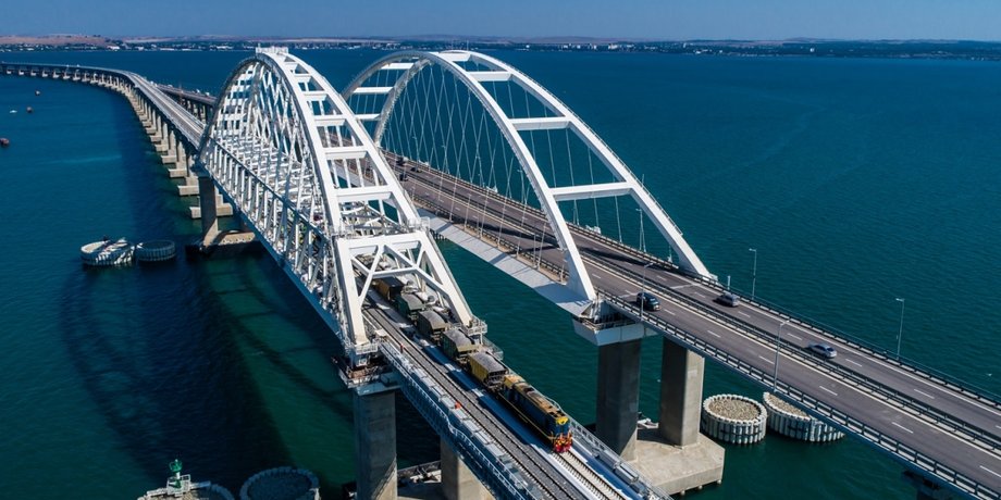 Кримський міст, незаконно збудований РФ фото Кримського мосту, незаконно збудованого РФ
