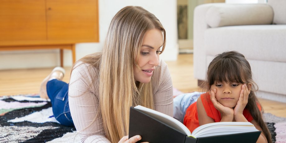 Мама з донькою, сім'я, дитина, дівчинка читає книжку, рідкісне ім'я, незвичайне ім'я дівчинки, мати вибрала рідкісне ім'я,