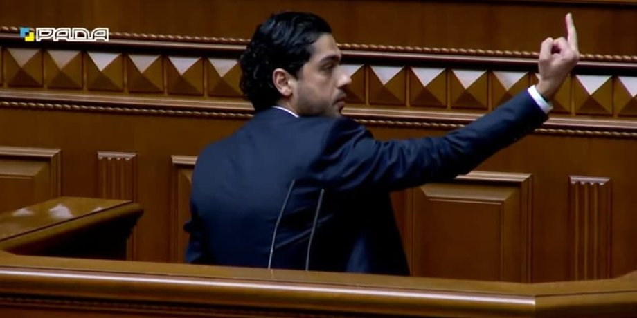Гео Лерос назвал Зеленского предателем и показал ему средний палец