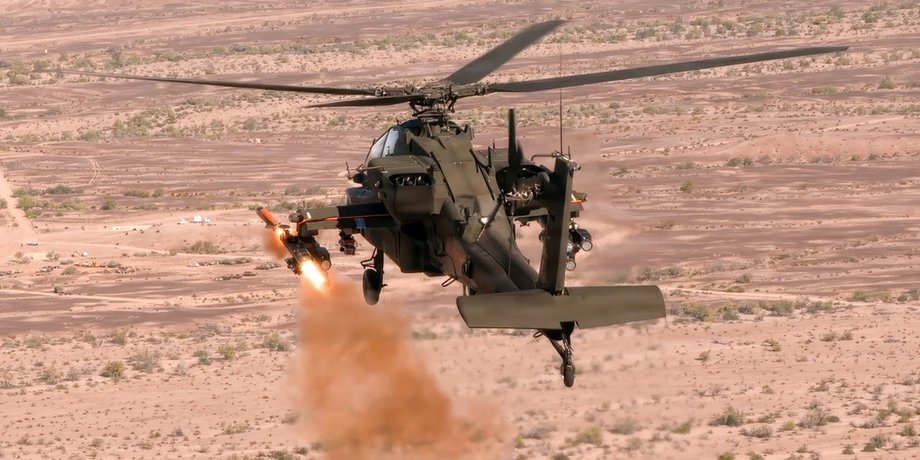 Запуск дрона Altius-700 с вертолета AH-64E Apache с вертолета