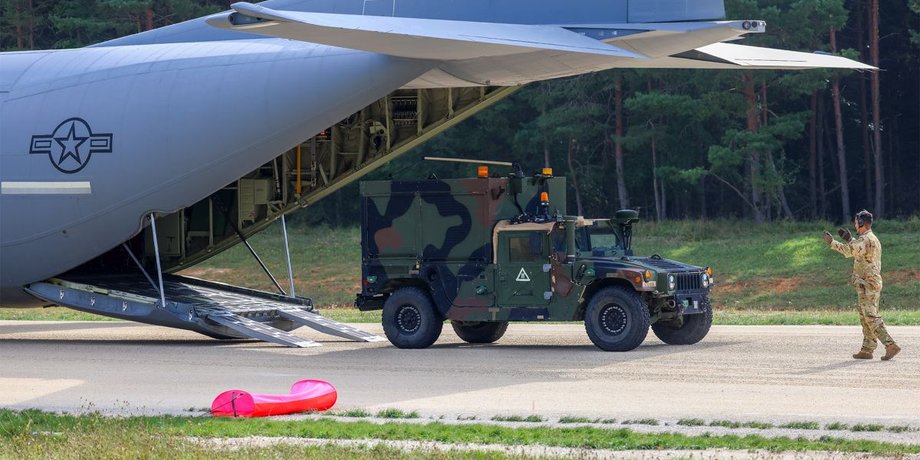 ЗМІ дізнались, коли відновиться постачання зброї США Україні