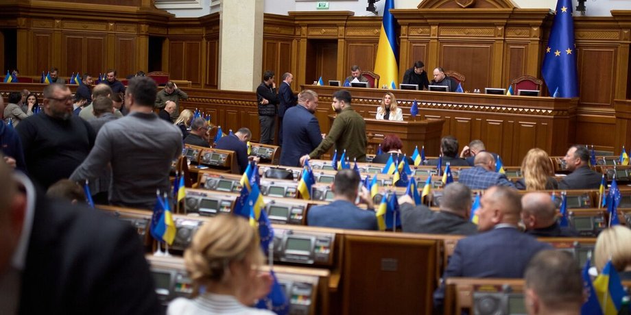 Депутаты во время заседания в Верховной Раде Украины