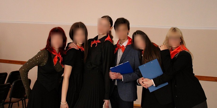 Школьники, коралловые галстуки,